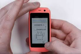 3 Smartphone Berukuran Kecil Didunia, Sekecil Kotak Korek Api 